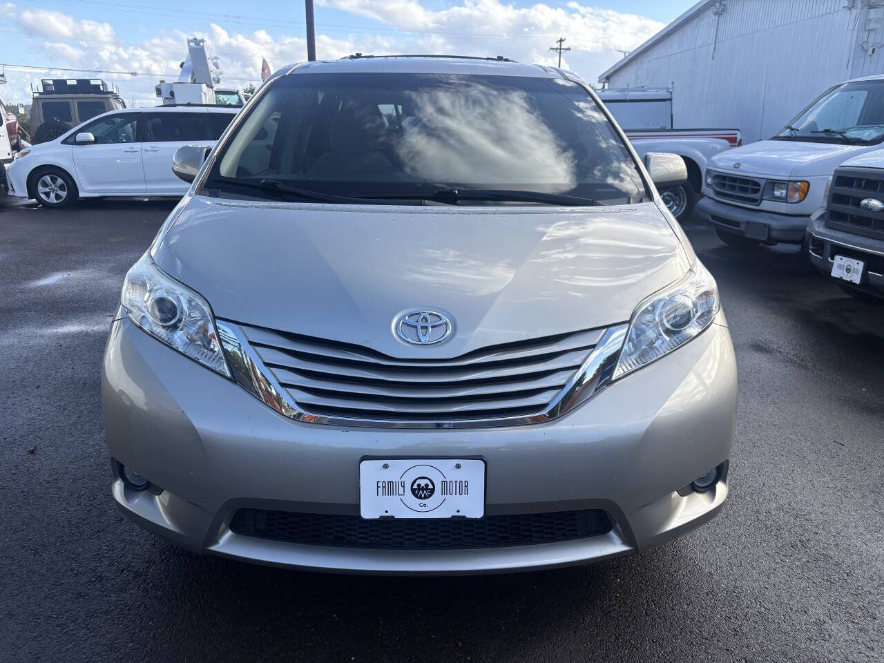 Used 2015 Toyota Sienna LE FWD image 2