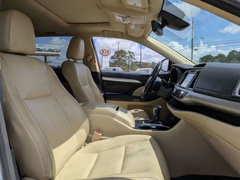 Used 2017 Toyota Highlander XLE image 29
