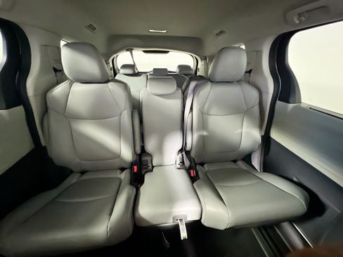 Used 2024 Toyota Sienna XLE FWD image 33