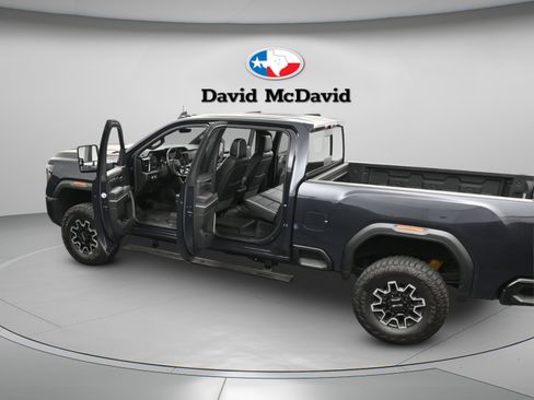Used 2025 GMC Sierra 2500 AT4X image 9