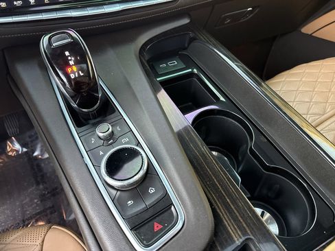 Used 2022 Cadillac Escalade Premium Luxury image 24