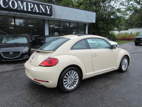 Used 2019 Volkswagen Beetle 2.0T FWD image 5