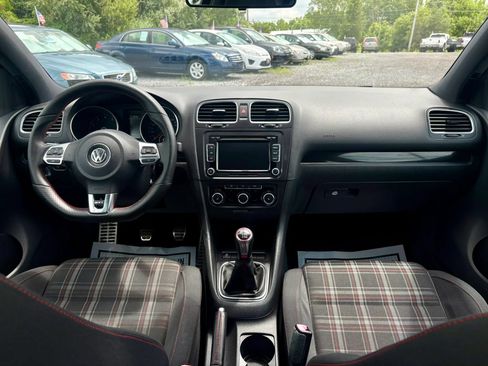 Used 2011 Volkswagen Golf 2-Door FWD image 23