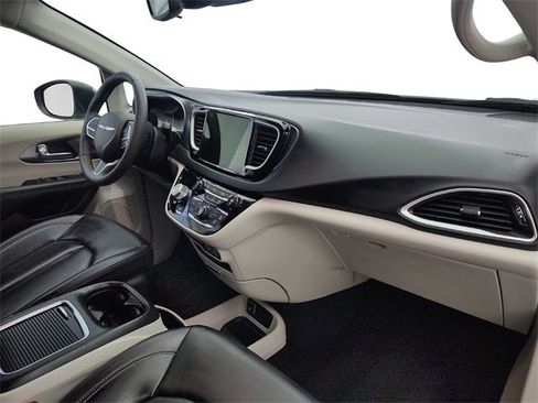 Used 2023 Chrysler Pacifica Touring-L image 21