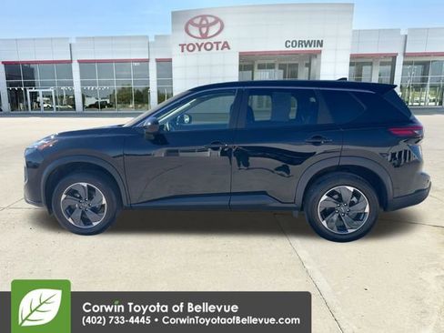 Used 2025 Nissan Rogue SV AWD/4WD image 2
