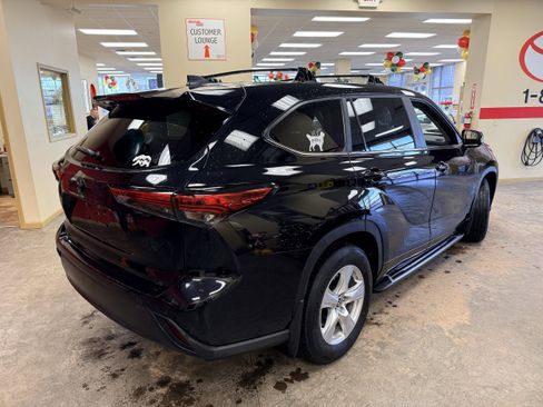 Used 2023 Toyota Highlander LE FWD image 9