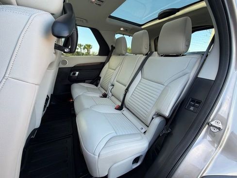 Used 2025 Land Rover Discovery Dynamic SE image 22