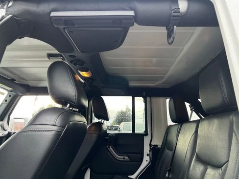 Used 2018 Jeep Wrangler Unlimited Sahara image 16