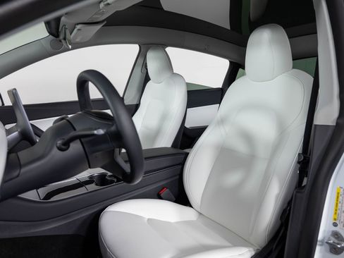 Used 2021 Tesla Model Y Long Range image 16