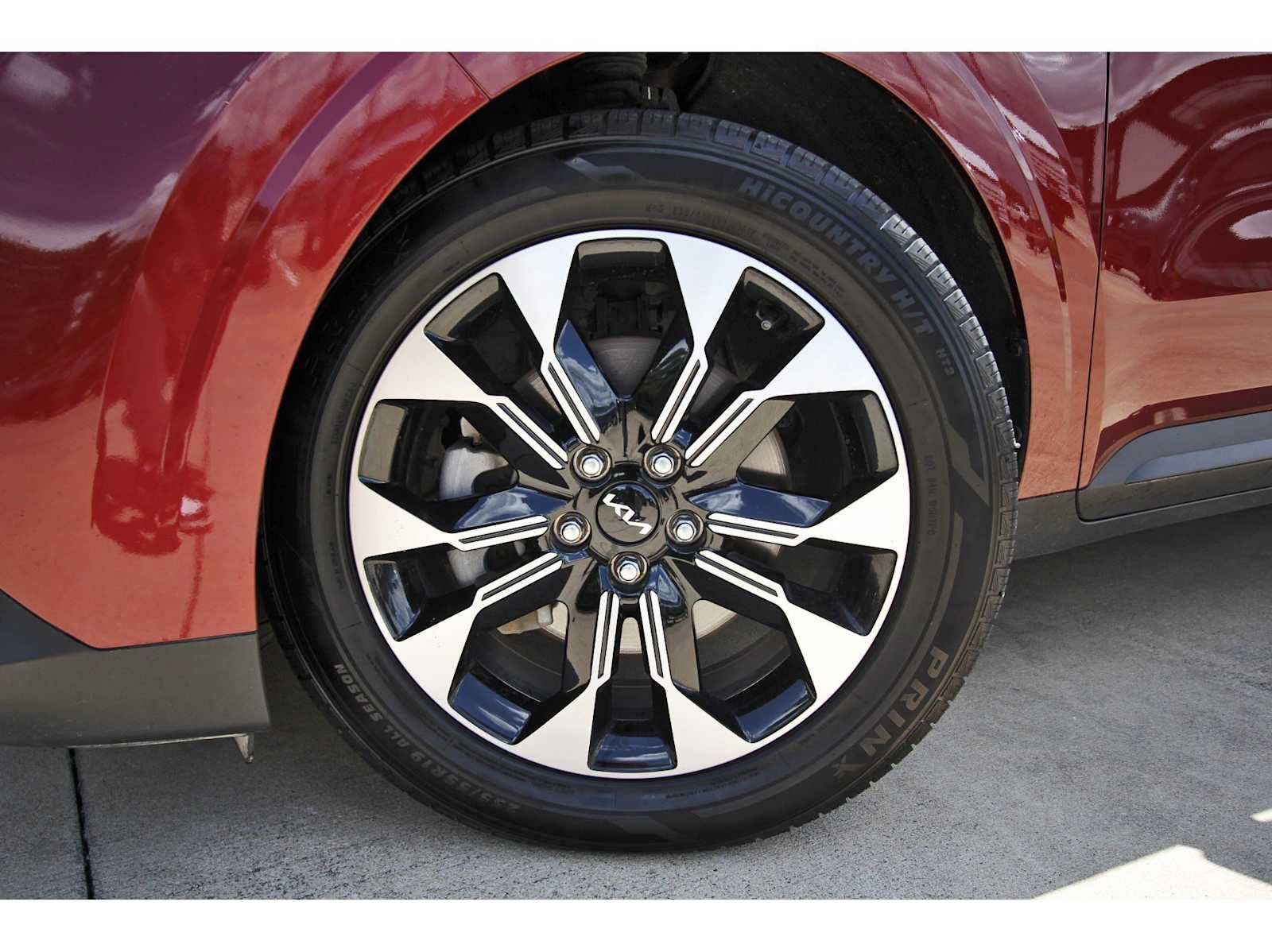 Used 2024 Kia Carnival EX FWD image 31