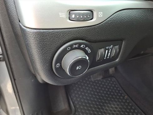 Used 2017 Jeep Cherokee Trailhawk w/ Cold Weather Group image 26