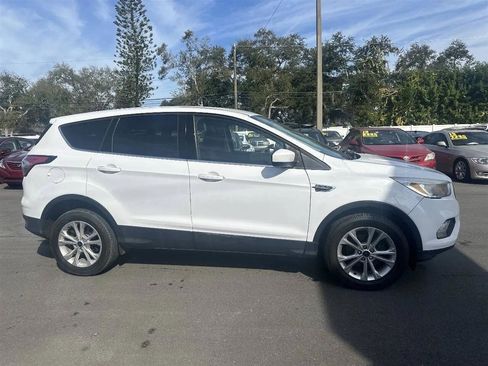 Used 2017 Ford Escape SE image 6