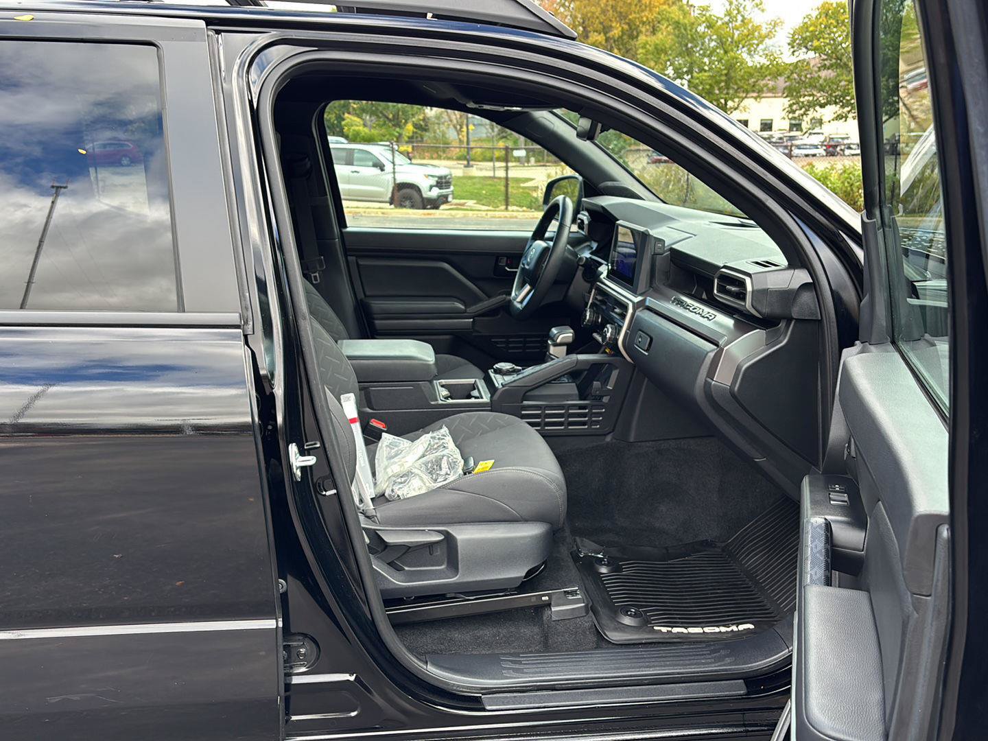 Used 2024 Toyota Tacoma SR5 AWD/4WD image 10