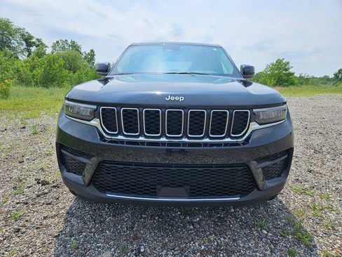 Used 2023 Jeep Grand Cherokee Laredo AWD/4WD image 2