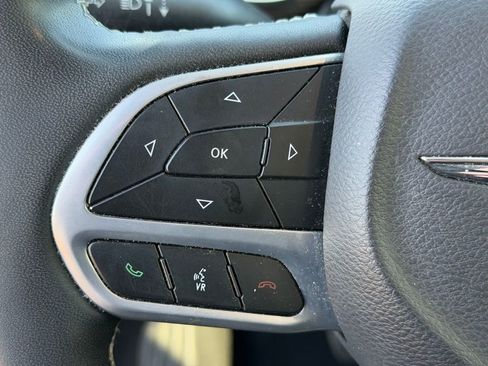 Used 2023 Chrysler Pacifica Limited image 16