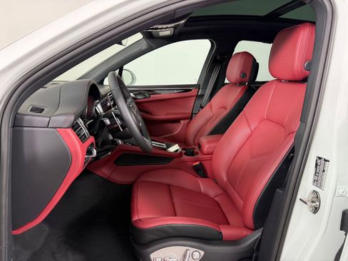 Certified 2026 Porsche Macan AWD/4WD image 5