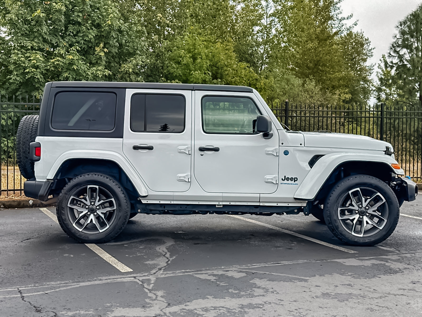 Used 2024 Jeep Wrangler Unlimited AWD/4WD image 3