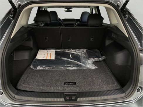 New 2025 Volkswagen Tiguan SE image 5