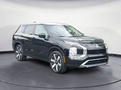 Used 2025 Mitsubishi Outlander SE AWD/4WD image 2
