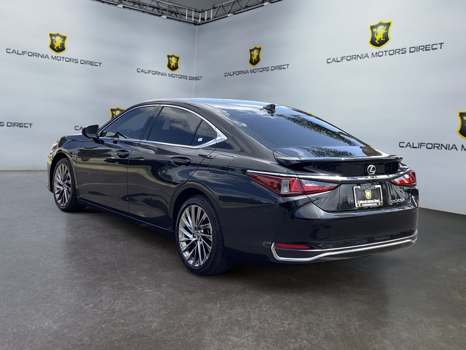 Used 2025 Lexus ES 300h w/ Luxury Package FWD image 3