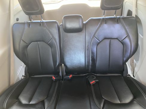 Certified 2024 Chrysler Pacifica Touring-L FWD image 16