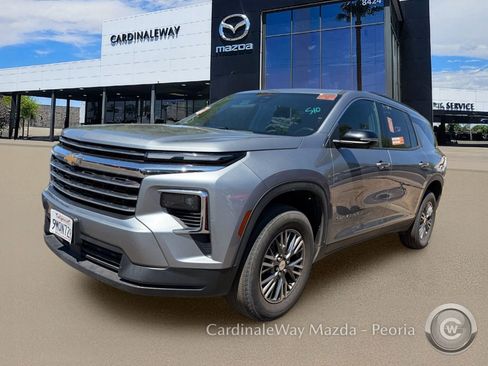 Used 2024 Chevrolet Traverse LT image 2