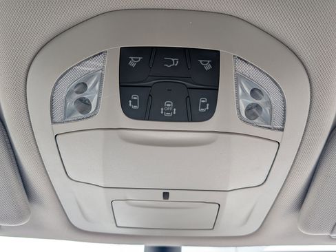 Used 2024 Chrysler Pacifica Limited FWD image 32