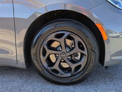 Used 2023 Chrysler Pacifica Limited w/ Uconnect Theater Family Group image 10