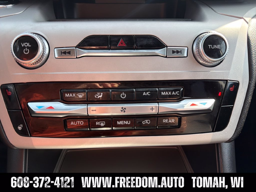 Used 2024 Ford Explorer XLT w/ Equipment Group 202A AWD/4WD image 19