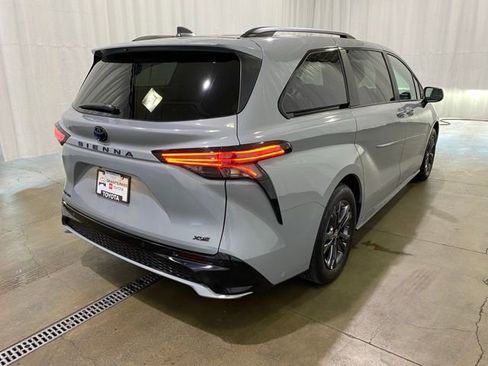 Used 2025 Toyota Sienna XSE w/ XSE Plus Package image 4