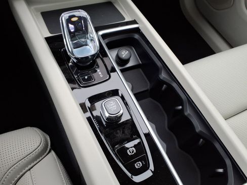 New 2026 Volvo XC60 T8 Ultra w/ Protection Package Premier AWD/4WD image 9