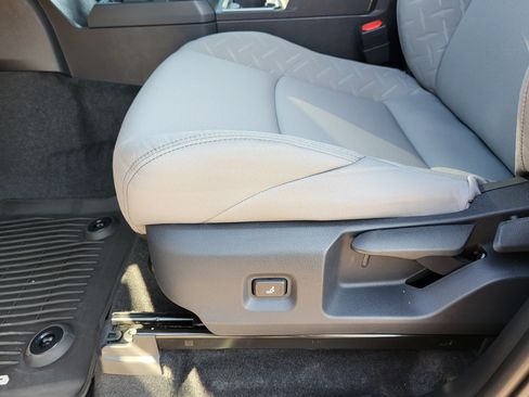 Certified 2025 Toyota Tacoma SR5 AWD/4WD image 19