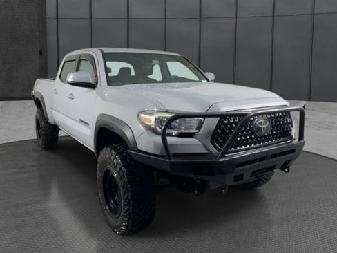 Used 2018 Toyota Tacoma TRD Off-Road w/ TRD Premium Off Road Package AWD/4WD image 5