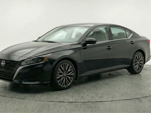 Used 2025 Nissan Altima 2.5 SV FWD image 3
