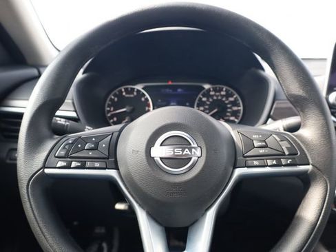 Used 2025 Nissan Altima 2.5 SV image 14