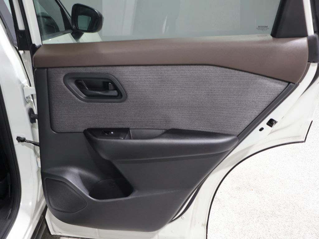 Used 2023 Nissan Rogue S AWD/4WD image 27