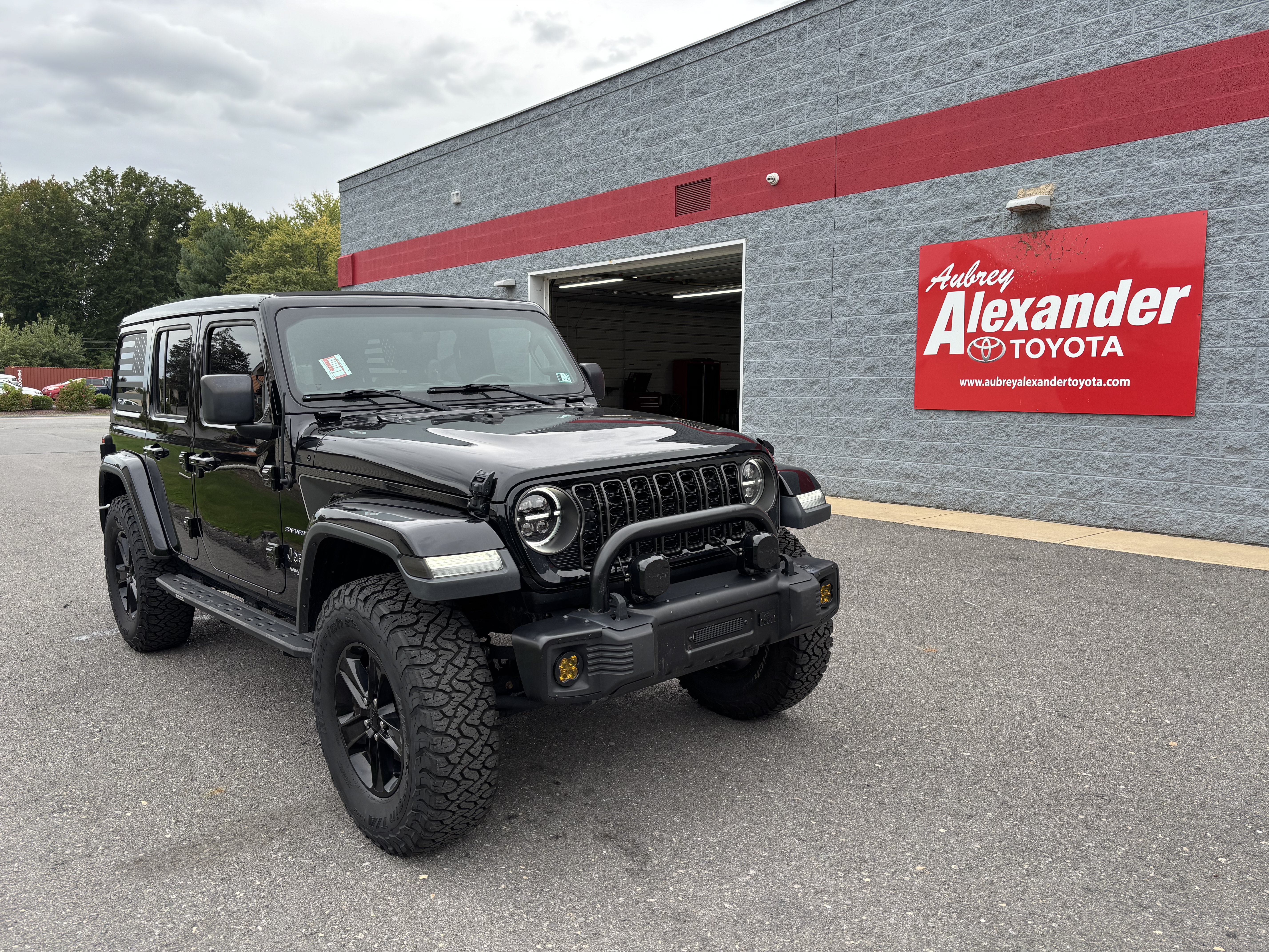 Used 2018 Jeep Wrangler Unlimited Sahara AWD/4WD image 1