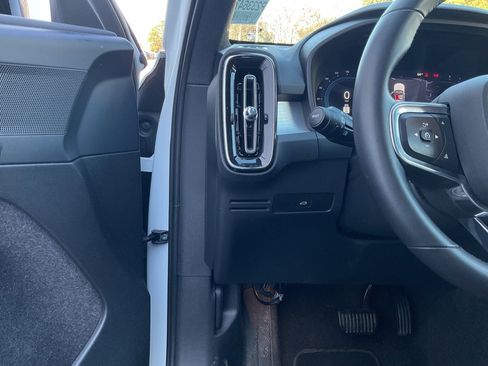 Used 2024 Volvo XC40 B5 Core image 26