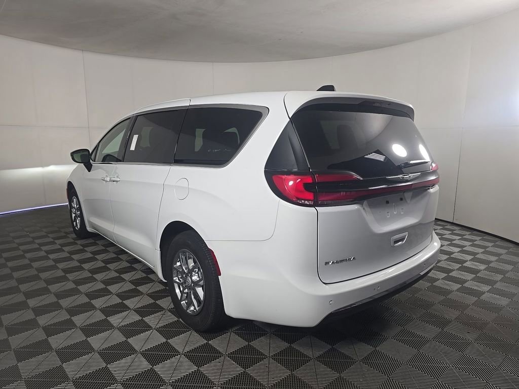 Used 2025 Chrysler Pacifica Select FWD image 3
