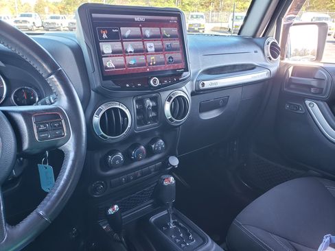 Used 2016 Jeep Wrangler Unlimited Sahara image 23