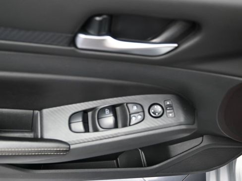 Used 2024 Nissan Altima 2.5 SV image 11