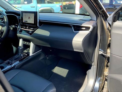 Used 2024 Toyota Corolla Cross XLE w/ Convenience Package image 19