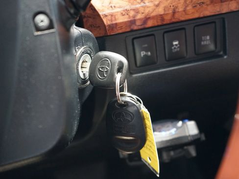 Used 2014 Toyota Tundra 1794 Edition image 30