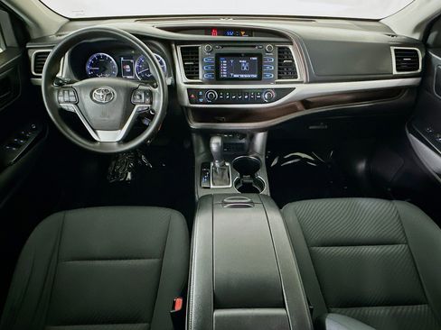 Used 2019 Toyota Highlander LE image 26