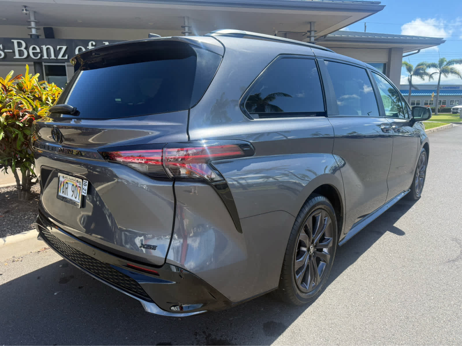 Used 2025 Toyota Sienna XSE FWD image 3
