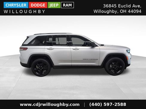 Used 2023 Jeep Grand Cherokee Altitude AWD/4WD image 4