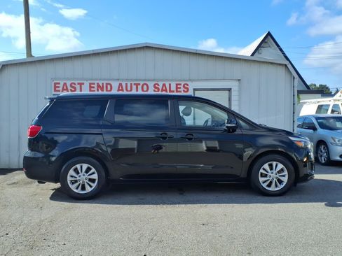 Used 2017 Kia Sedona LX w/ LX Essentials Premium Package FWD image 2
