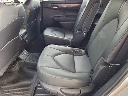 Used 2023 Toyota Highlander Limited image 8