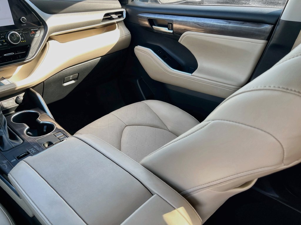 Used 2024 Toyota Highlander Limited FWD image 23