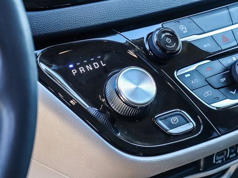 Used 2022 Chrysler Voyager LX image 22